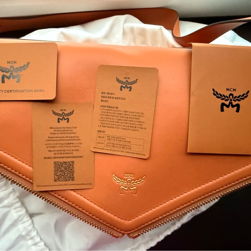 MCM NWT 3D Diamant Leather messenger BAG
Comes with dust bag and mcm cards - Picture 12 of 12